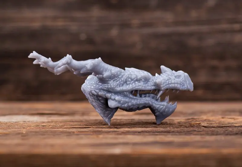 Bílý detailní 3D tištěný drak