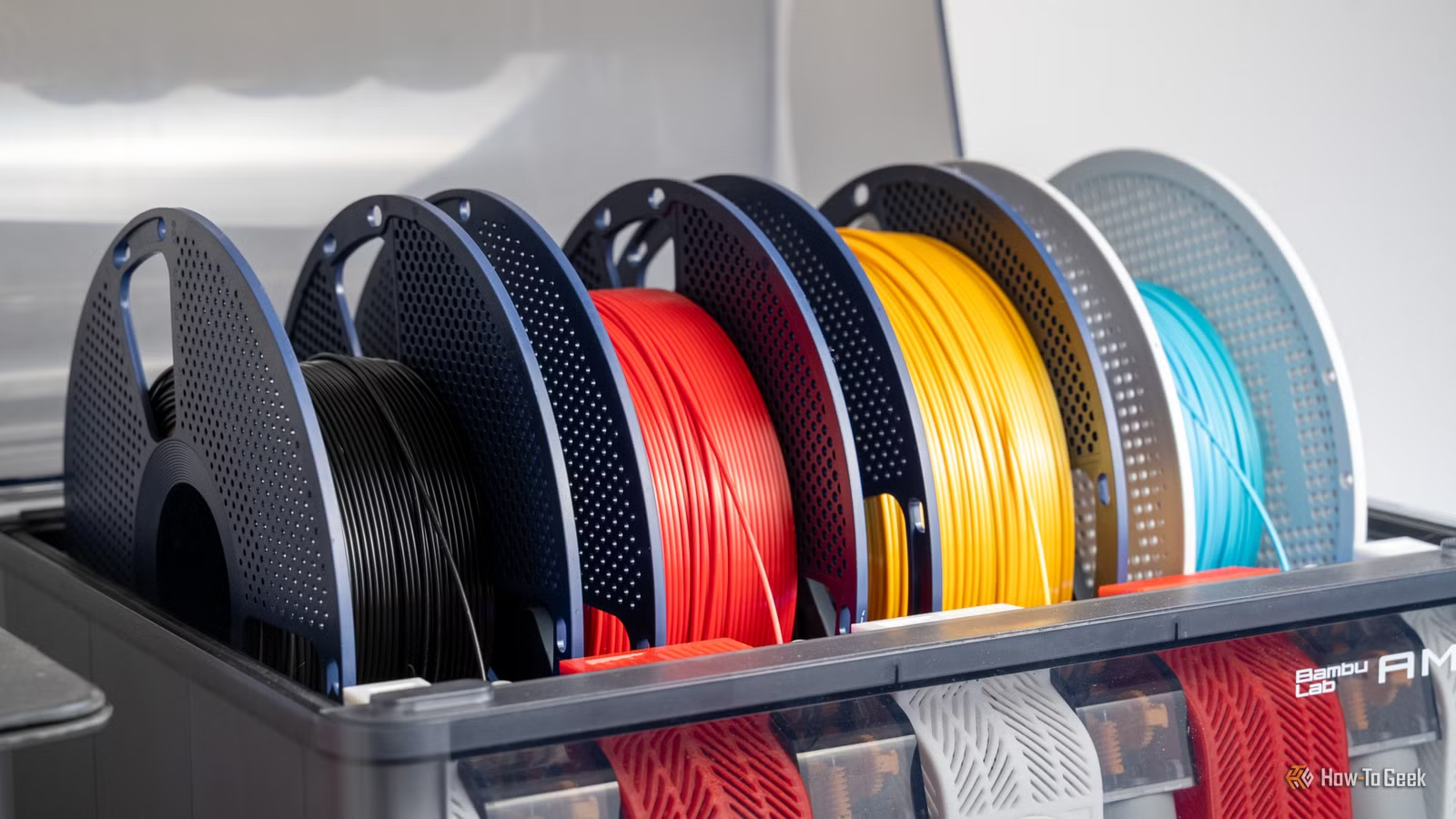 Černý, bílý a barevné filamenty připravené pro 3D tisk